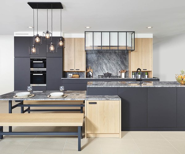 Moderne zwarte keuken met 'scarved' fineer eik - Model Design-Toronto