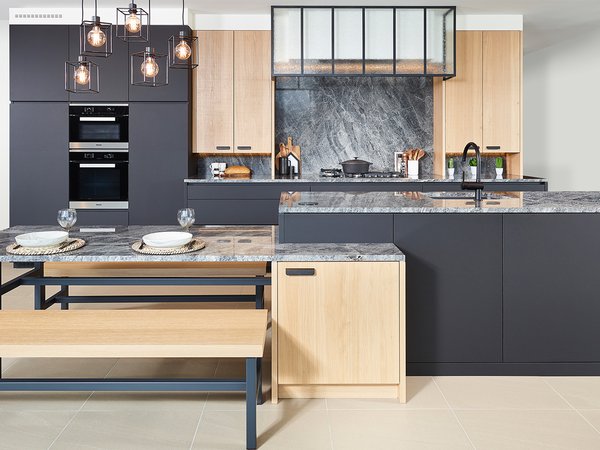 Moderne zwarte keuken met 'scarved' fineer eik - Model Design-Toronto