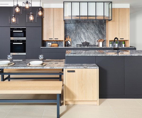 Moderne zwarte keuken met 'scarved' fineer eik - Model Design-Toronto