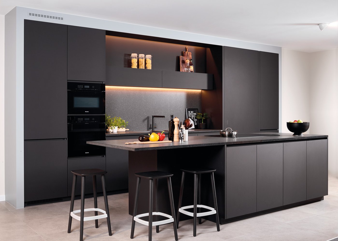 Cuisine noire et robinet or  Robinet cuisine, Cuisine noire, Cuisines  design