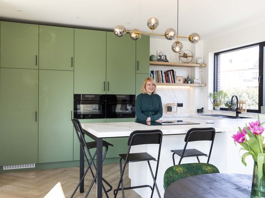 Groene leefkeuken met en zonder handgrepen