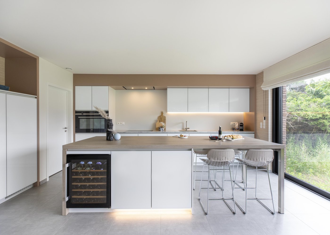 Moderne keuken met witgelakte glanzende kastdeuren