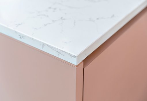 cuisine design couleur abricot plan de travail composite marbre