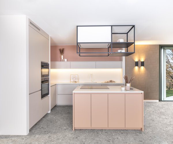 Keukentrends van 2023 - witte keuken met abrikooskleur