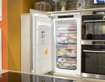 Gris de Sable cuisine d'exposition Rhode-Saint-Genèse Laque brillant poignées - réfrigérateur