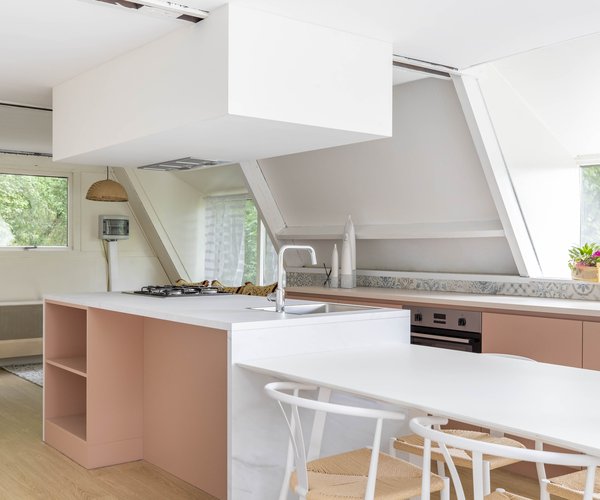 Vakantiehuis 4 Life Asma et Mariame Chalet - witte keuken met abrikooskleur vakantiehuis