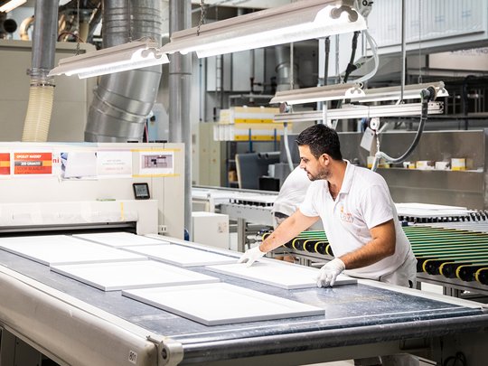 Medewerker lakfdeling bij Dovy Keukens