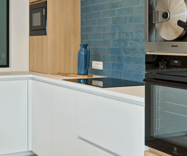 Scandinavische keuken met blauwe spatwand en afgesloten koffiecorner - Ons huis/Nieuw huis Oudenaarde