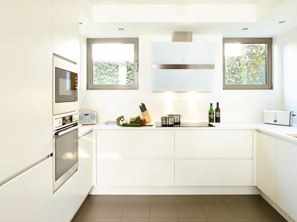 Witte moderne keuken greeploos - Model Design