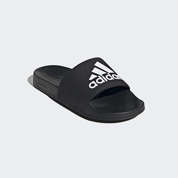 adidas Adilette: Slides tắm (Core Black) hoặc Aqua Slides (nhiều màu sắc)