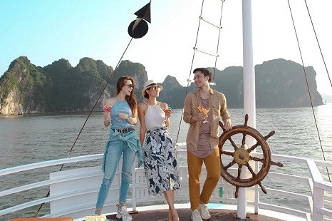 VF41: Tour Hà Nội - Vịnh Hạ Long 1 Ngày | Hang Sửng Sốt - Đảo Titop