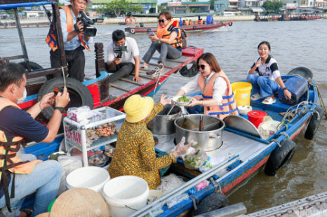 VF08.6: Tour CẦN THƠ 1 NGÀY (Chợ Nổi - Cồn Sơn) | Ăn Sáng Trên Sông - Vườn Trái Cây - Làm Bánh/Cá Lóc "Múa"