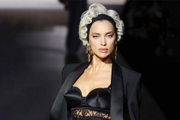 Irina Shayk mặc bra nhọn hoắt catwalk