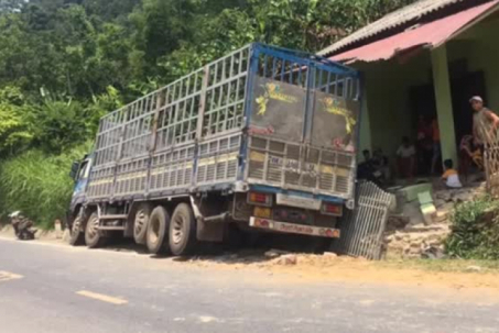 Clip: Tránh đại họa tông ô tô, xe tải lao tông sập tường nhà dân