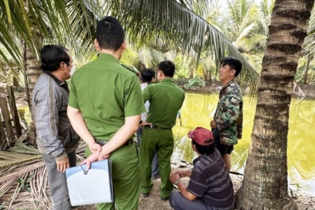 Hai bé gái tử vong dưới ao