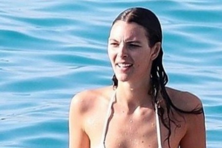 Bạn gái Leonardo DiCaprio khoe dáng với bikini