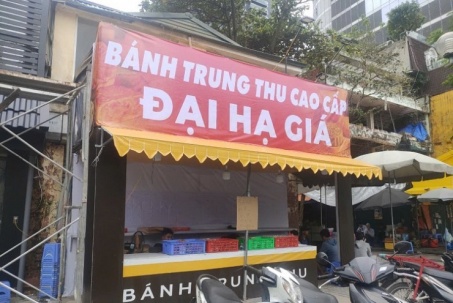 Hậu trung thu: Bánh nướng bánh dẻo "đại hạ giá" xuống phố, chỉ từ 10 nghìn đồng/chiếc