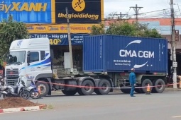 Bình Phước: 2 dì cháu tử vong dưới gầm xe container