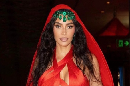 Kim Kardashian bị chỉ trích vì mặc đầm đỏ dự cưới con trai tỷ phú giàu nhất châu Á