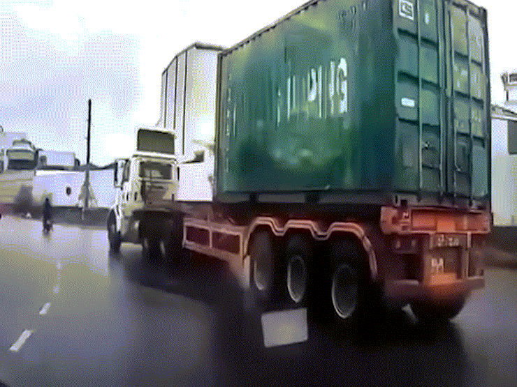 Clip: Xe máy đi ẩu thoát nạn may mắn khi va chạm xe container