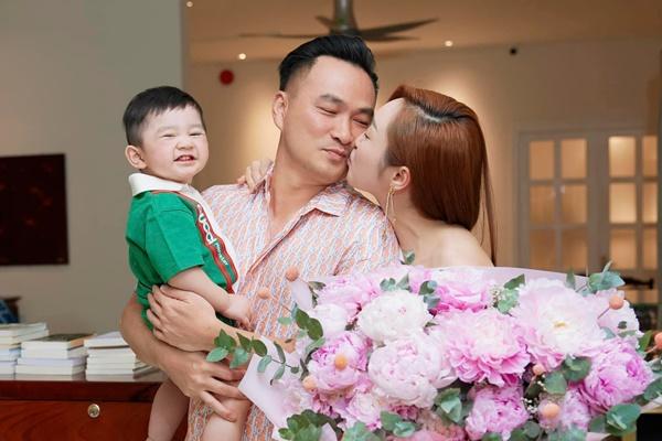 Sao Việt lấy vợ đại gia: Vì sao Chi Bảo không bị mang tiếng 'dựa hơi' bạn đời doanh nhân giàu có?