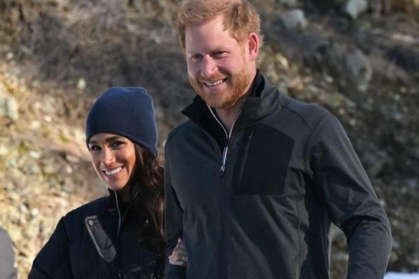 Vợ chồng Hoàng tử Harry - Meghan gây tranh cãi khi dùng lại phù hiệu Hoàng gia