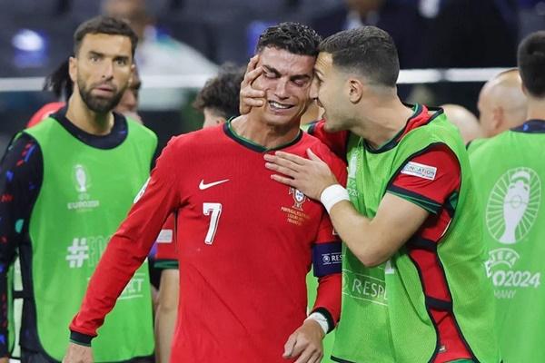 Ronaldo ‘đính chính’ vụ khóc, đưa ra tuyên bố gây tranh cãi