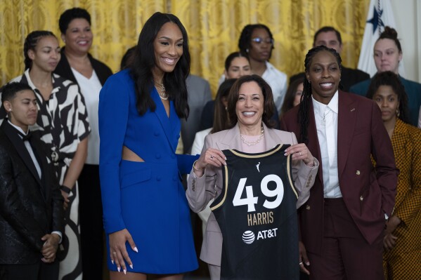 Harris ca ngợi nhà vô địch WNBA 2022 Las Vegas Aces vì ​​'sự dũng cảm và quyết tâm' trong và ngoài sân đấu