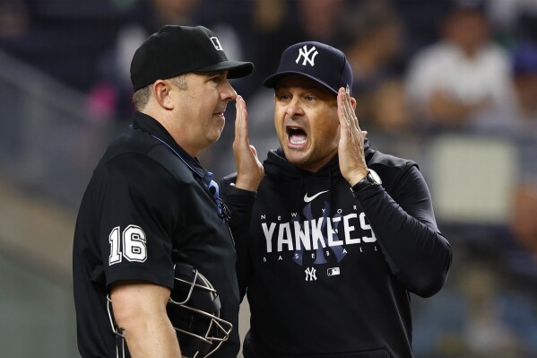 Huấn luyện viên của Yankees Aaron Boone bị loại lần thứ 7 trong mùa giải này, bị ràng buộc ở hầu hết các giải đấu chuyên nghiệp