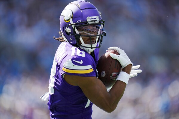 2 TD của Justin Jefferson, D.J. Cú đánh trả lóng ngóng ở cự ly 51 yard của Wonnum nâng Vikings vượt qua Panthers với tỷ số 21-13