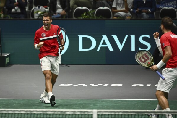 Canada đánh bại Ý để bắt đầu bảo vệ danh hiệu Davis Cup Mỹ, Anh và Cộng hòa Séc cũng giành chiến thắng