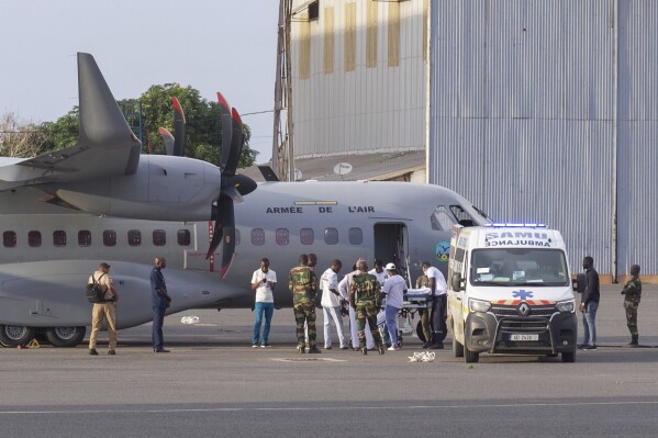 Sau một tháng lênh đênh trên biển, 37 người Senegal sống sót sau nỗ lực di cư chết người đến Tây Ban Nha trở về nhà