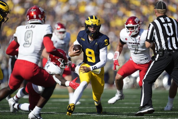 Số 2 Michigan tiếp tục mà không có huấn luyện viên Jim Harbaugh bị đình chỉ, định tuyến UNLV 35-7