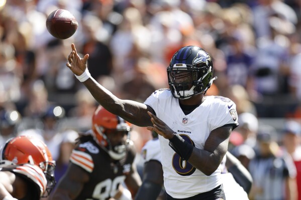 Lamar Jackson có 4 TD khi Ravens giành chiến thắng 28-3 trước Browns và tân binh QB Thompson-Robinson