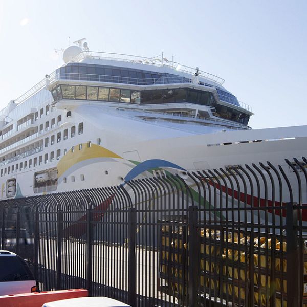 US cruise ship finally allowed to dock in Mauritius after tests show no cholera aboard