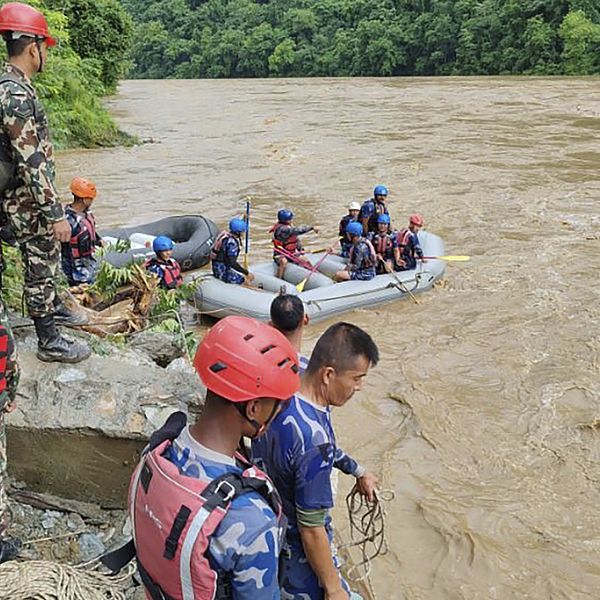 Ít nhất 60 người mất tích ở Nepal sau khi hai xe buýt lao xuống sông