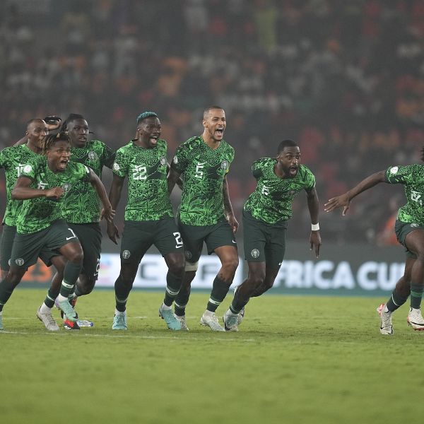 Nigeria đánh bại Nam Phi trên chấm phạt đền để vào chung kết AFCON