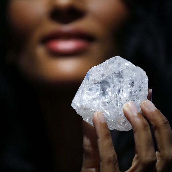 Viên kim cương khổng lồ 2,492-Carat được phát hiện ở Botswana - một trong những lớn nhất từ trước đến nay