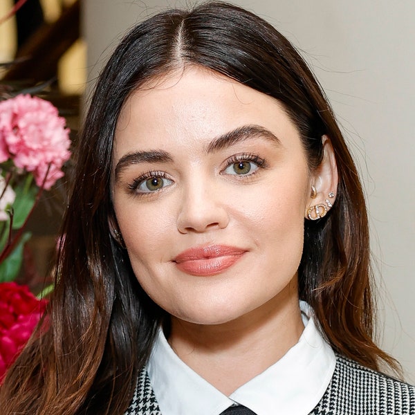 Thời tiết mát mẻ hơn có nghĩa là màu tóc vàng nổi bật của Lucy Hale