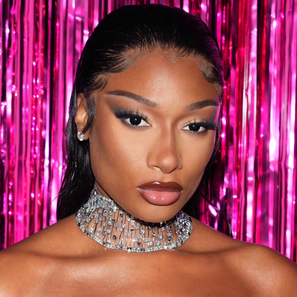 Tóc mái xoăn của Megan Thee Stallion đã trở lại, lần này với màu sắc mới