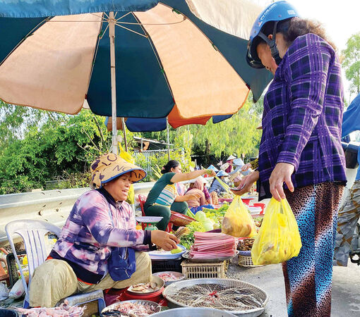 Chộn rộn chợ quê cuối mùa lũ