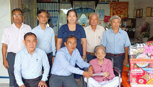 Thăm, tặng quà Mẹ Việt Nam Anh hùng Nguyễn Thị Bảy