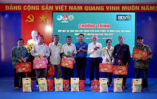 Tỉnh đoàn An Giang trao quà Tết cho cựu thanh niên xung phong có hoàn cảnh khó khăn