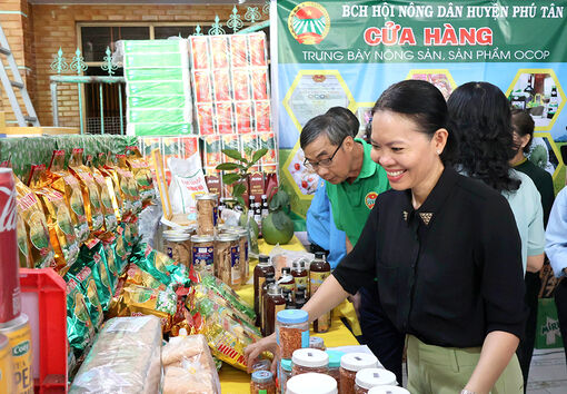 Hội Nông dân huyện Phú Tân khai trương cửa hàng nông sản và sản phẩm OCOP