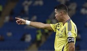 Ronaldo sút phạt kinh điển, áp sát thành tích Messi