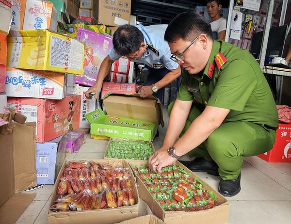 Hà Nội: Phát hiện lượng lớn bánh trung thu trứng chảy nghi nhập lậu