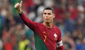 Ronaldo khoe bụng 6 múi dù đã ở tuổi 39