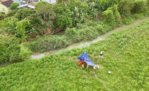 Phát hiện cụ bà tử vong dưới mương nước sau nhiều ngày đi bắt ốc không về