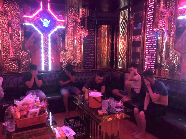 "Đột kích" quán karaoke lúc rạng sáng, phát hiện nhiều đối tượng dương tính với ma tuý