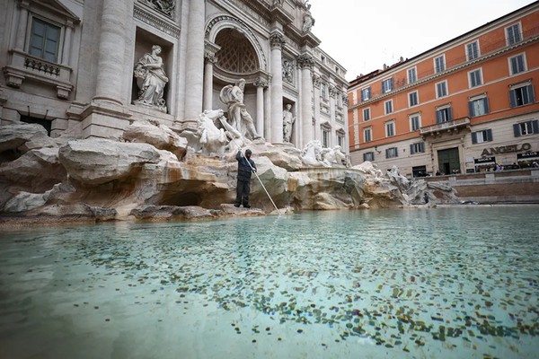 Tiền xu ném xuống Đài phun nước Trevi ở Rome sẽ đi về đâu?